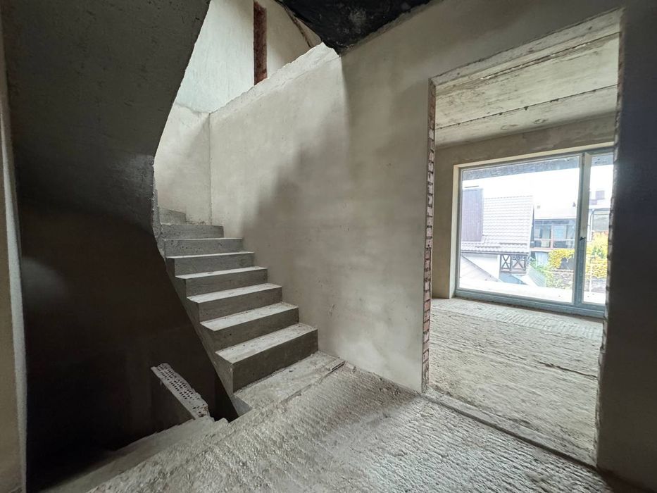 Продаж котеджу з міськими мережами!