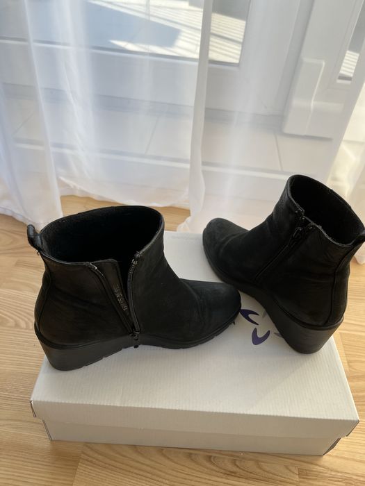 Botki w kolorze czarnym na koturnie
