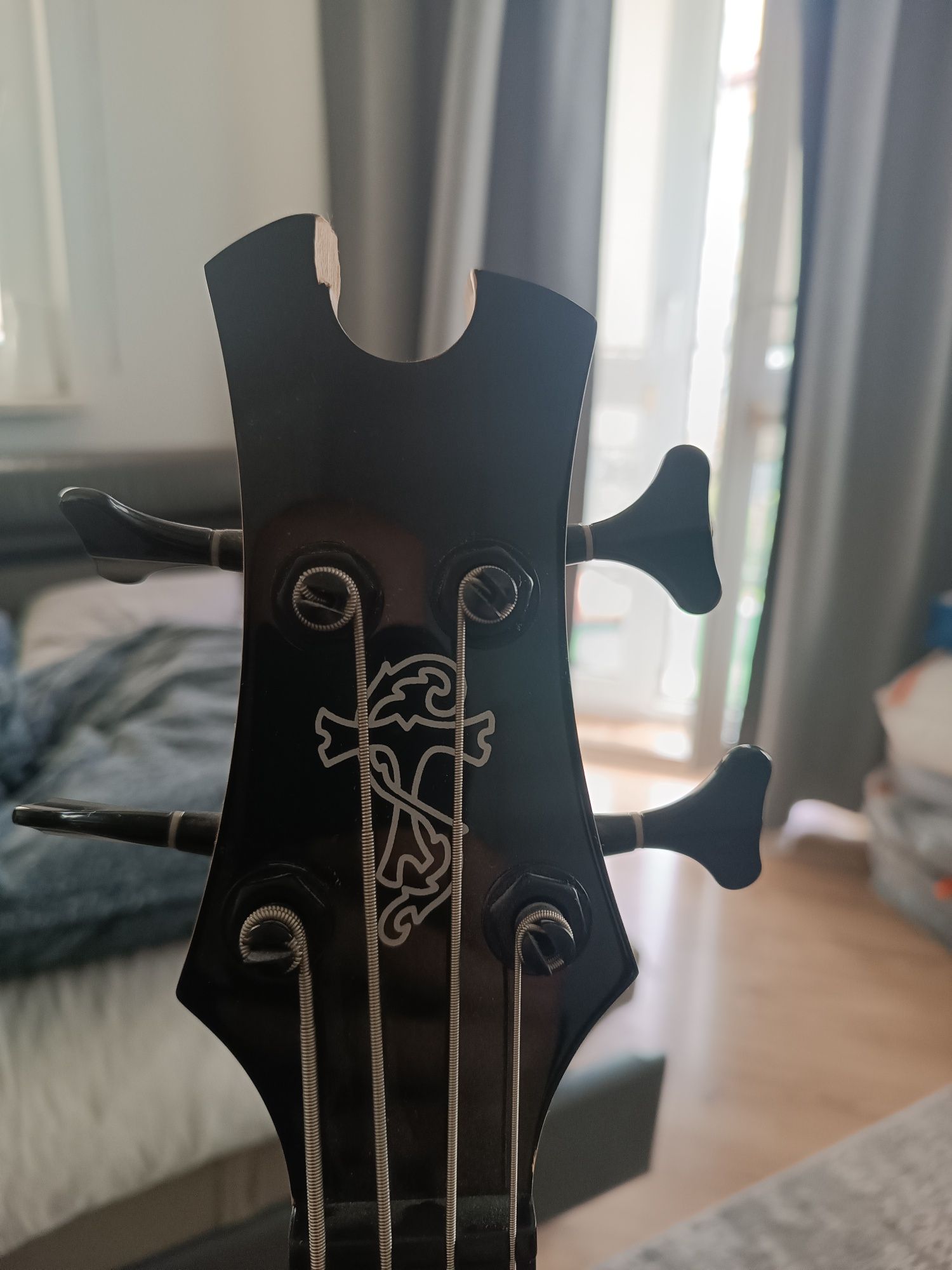 Gitara basowa biała