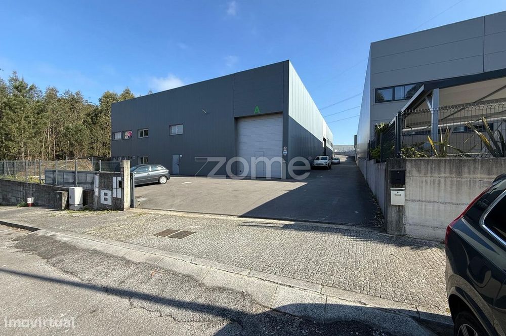 Armazém semi-novo em Romariz