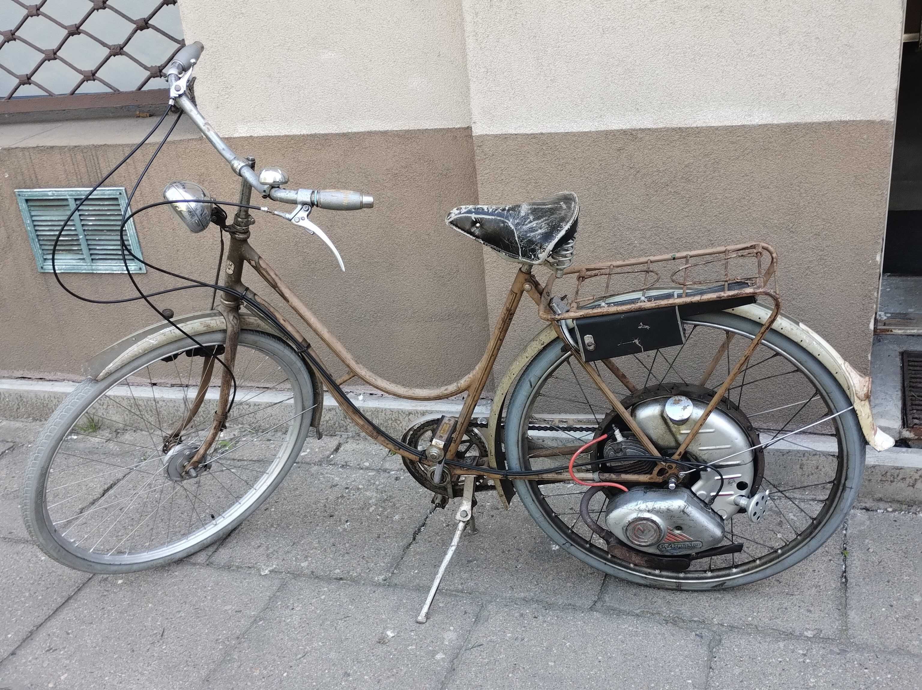 Zabytkowy rower z silnikiem spalinowy Cyclemaster