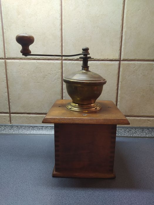 Stary drewniany młynek do kawy