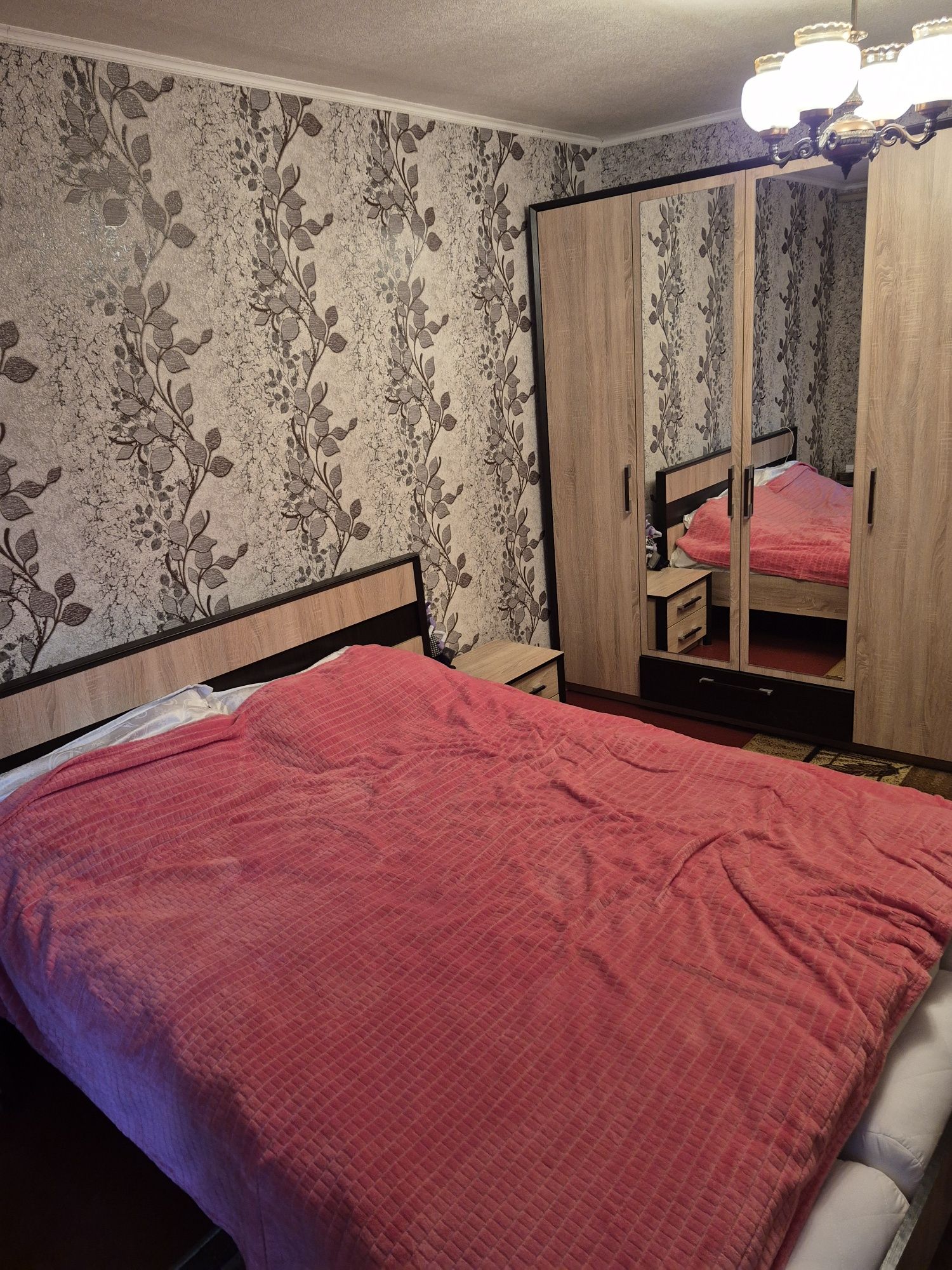 Продам 2 кімнатну гарну квартиру з балконом 1 поверх на Хіммістечку на
