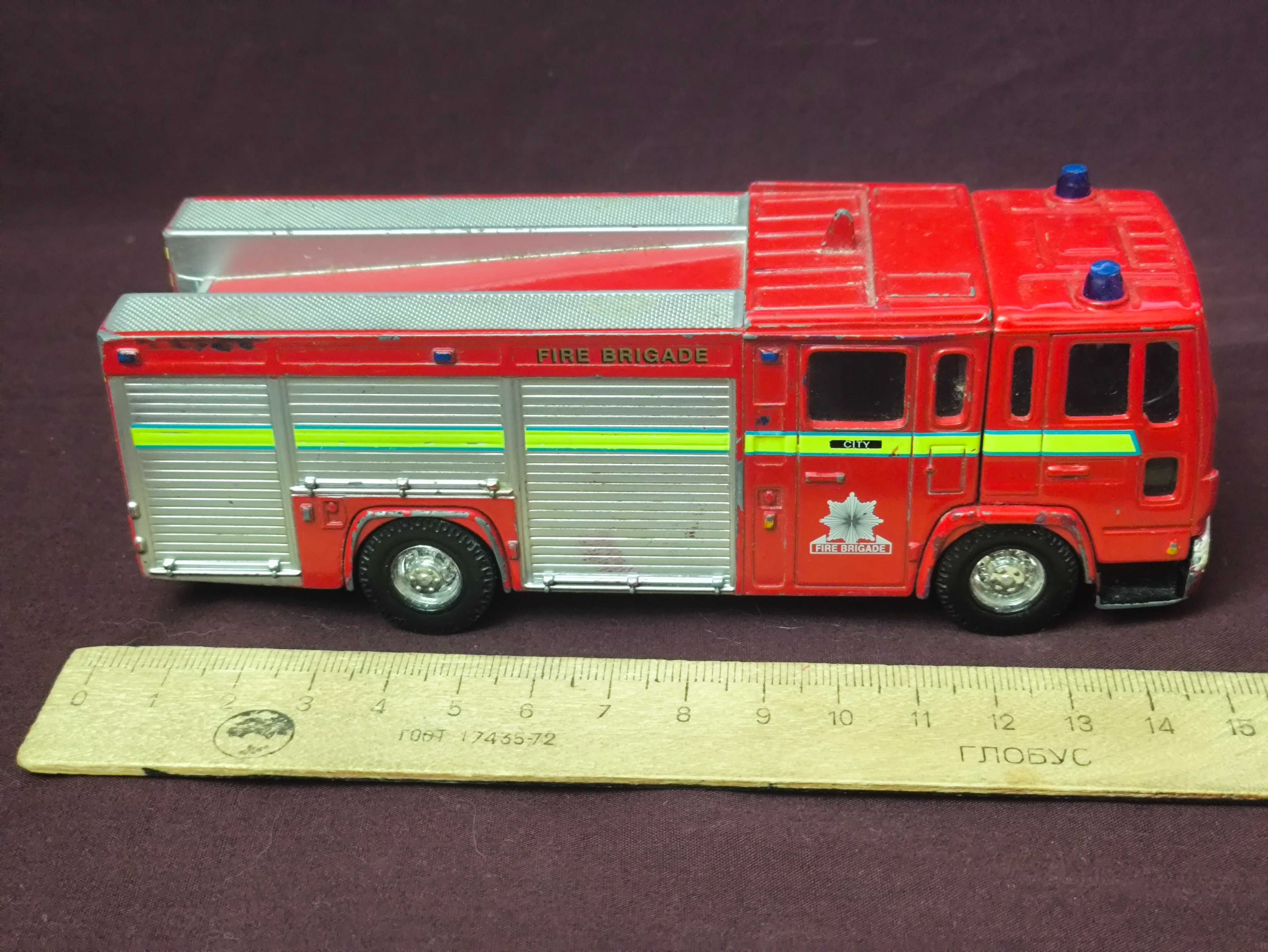 Пожарная машина Volvo Fire Engine Corgi