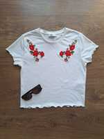 Biała koszulka damska tshirt FB Sister S z wyszywanymi kwiatami
