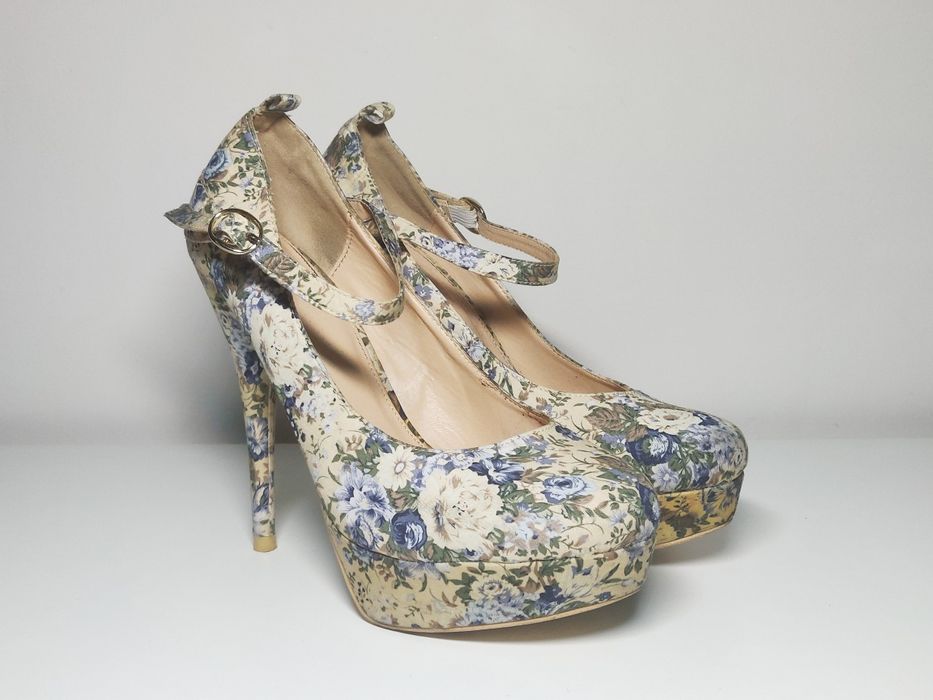 Kremowe szpilki w kwiaty Truffle, rozmiar 39