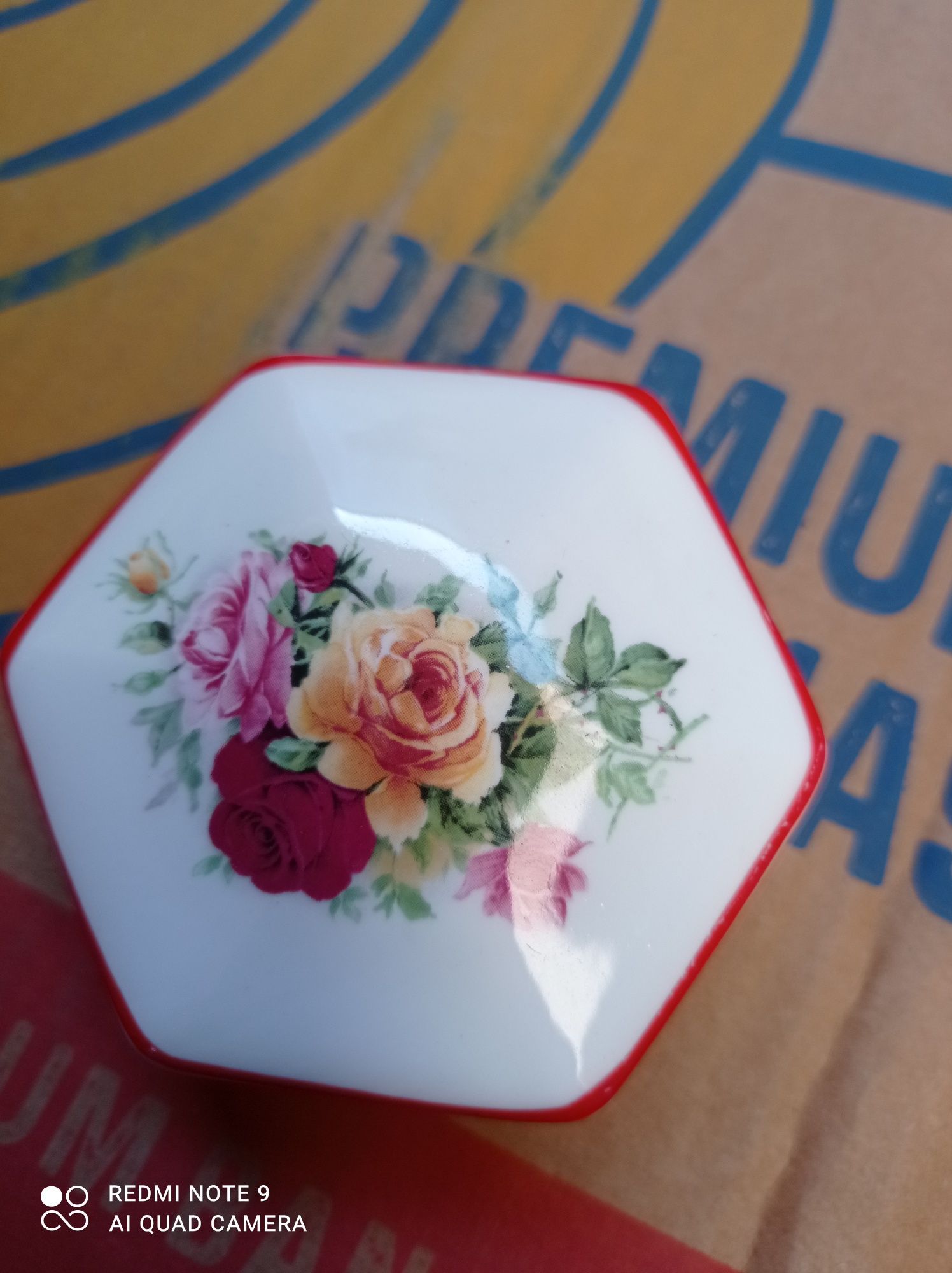 Śliczne puzderko z porcelany Made in England