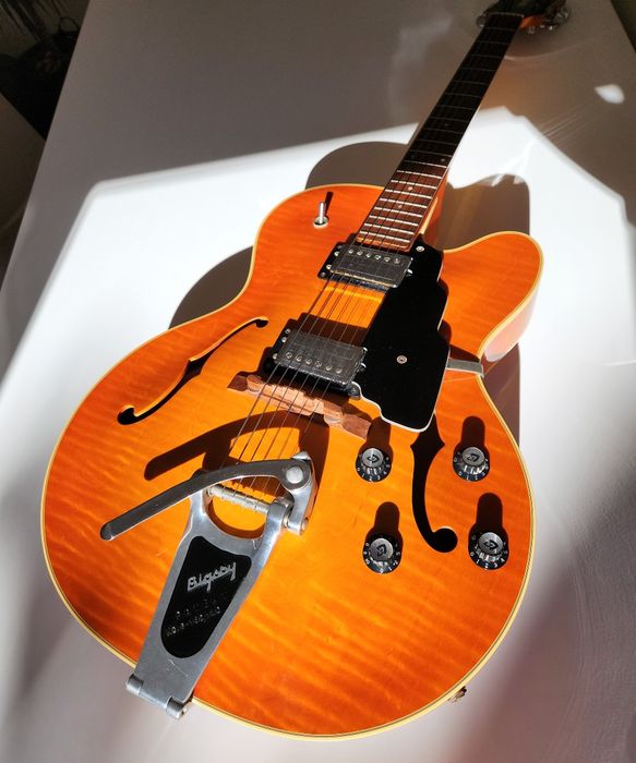 Guitarra Guild X-160 Savoy com Bigsby