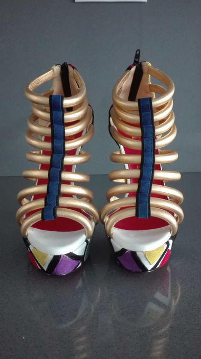 sandálias louboutin