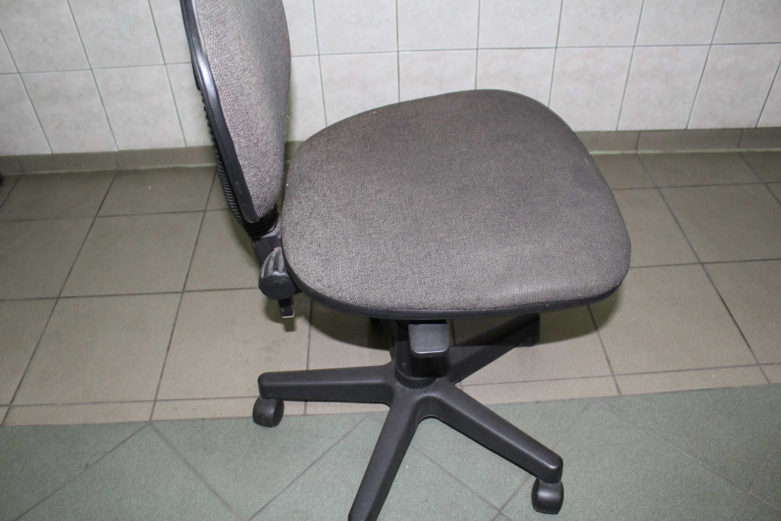Krzesło obrotowe z regulacją wysokości tanio