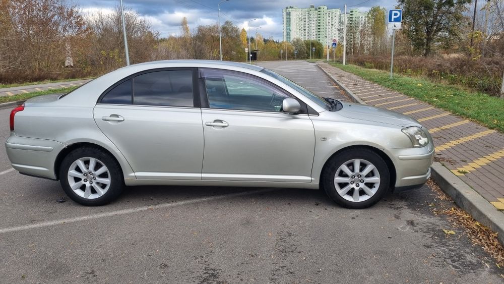 Продаж Тойота Авенсіс