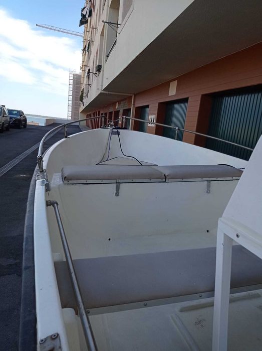 Embarcação de recreio 4,70m 25 HP e respectivo atrelado
