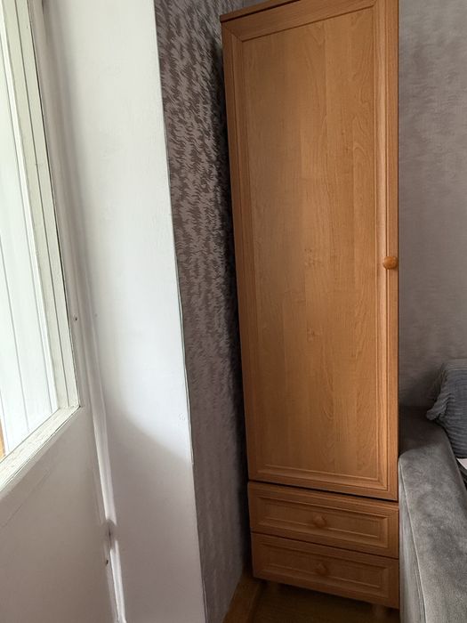 Комп’ютерний стіл з полицями та шафками