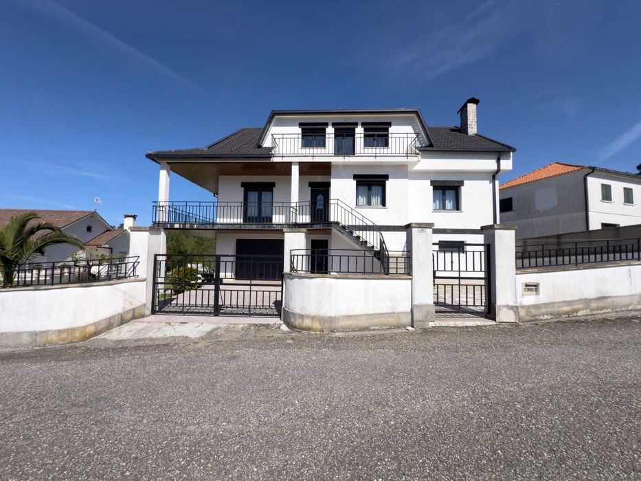 Vivenda Pomares  renovada com vista sobre a serra