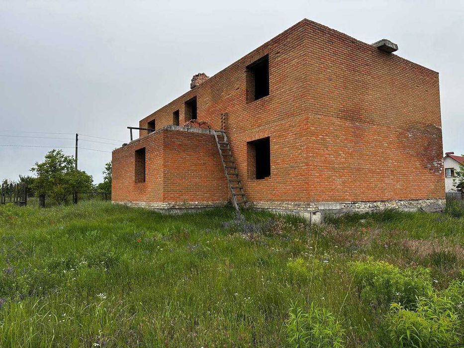 Продам недобудований двоповерховий будинок з гаражем, 18 соток землі