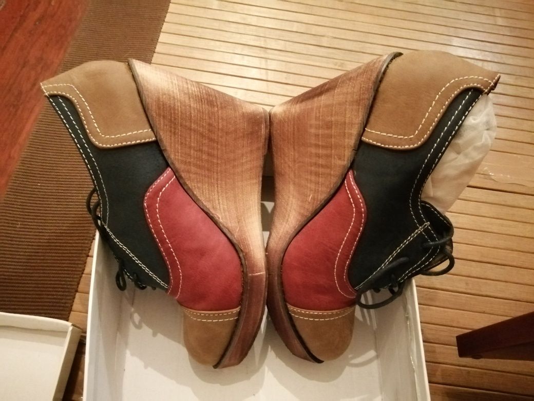 Sapatos de senhora de cunha