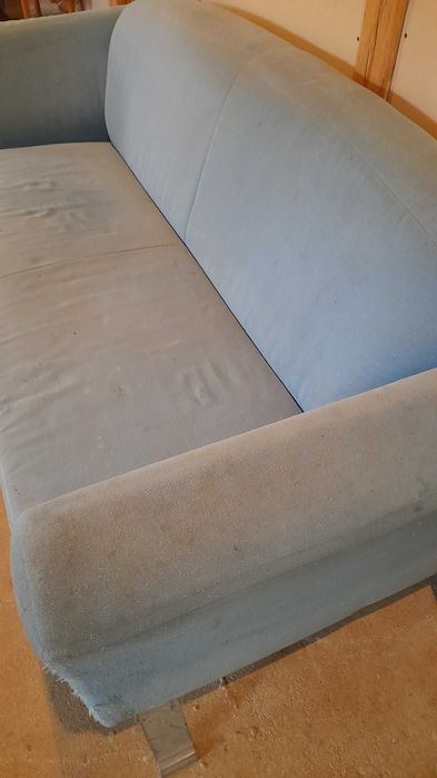 Niebieska sofa plus fotel w takim samym stylu