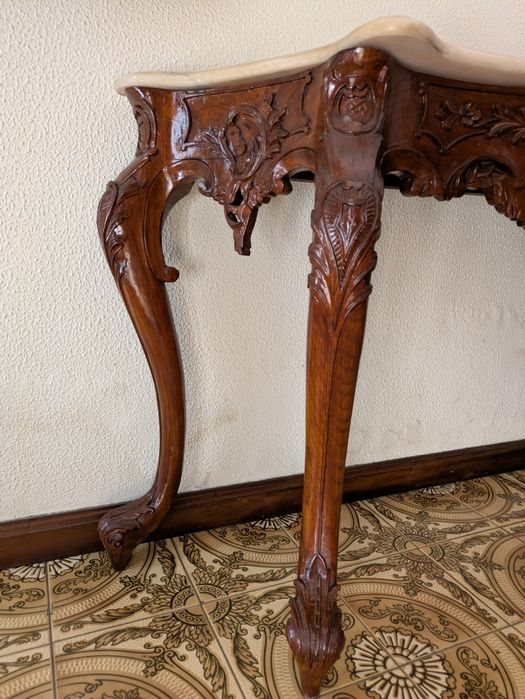 Mesa de hall de entrada em madeira trabalhada com tampo em mármore