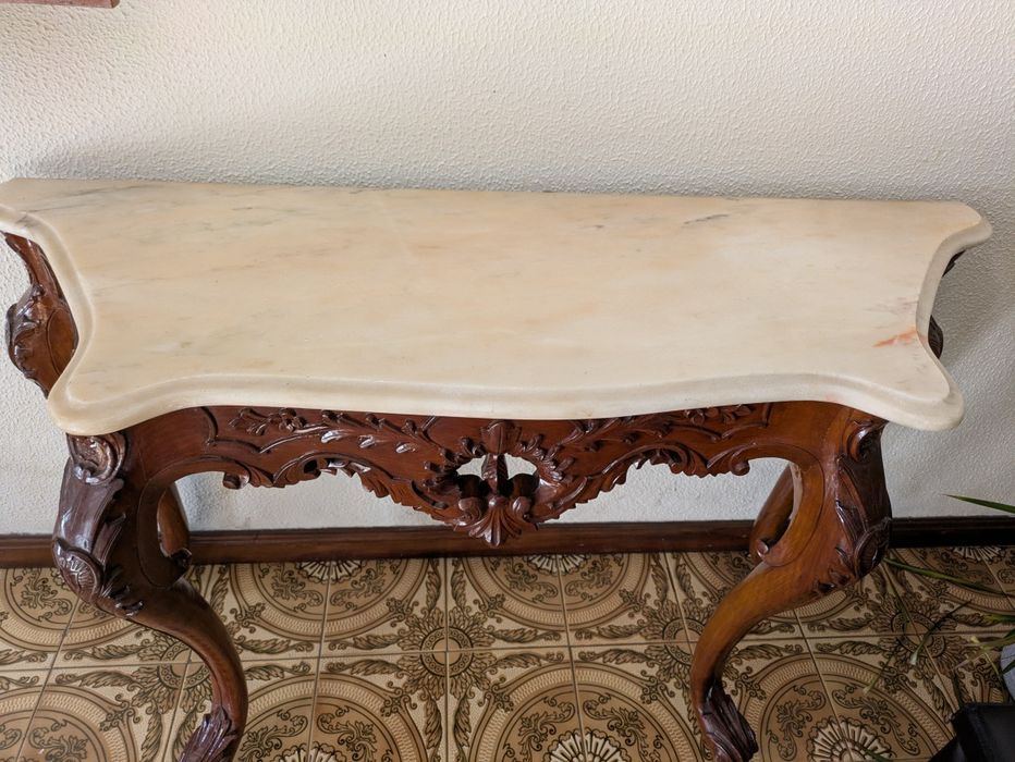 Mesa de hall de entrada em madeira trabalhada com tampo em mármore