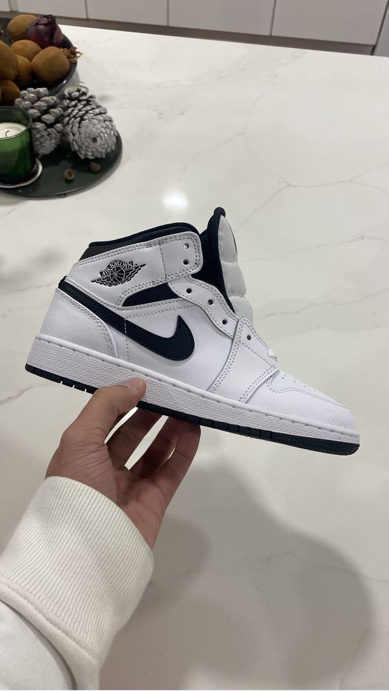 Nike air Jordan 1 mid preto e branco n36