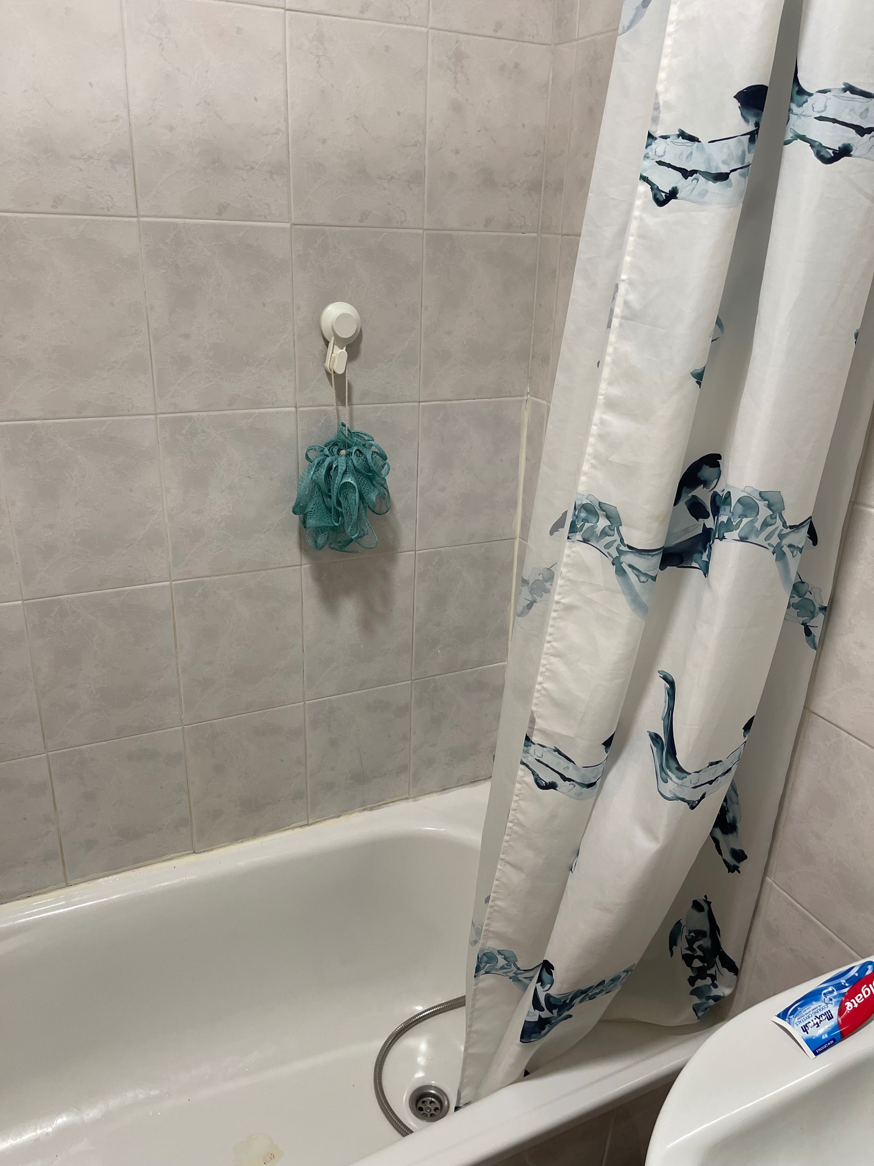 Quarto num apartamento T3 junto ao metro (Tudo incluído)
