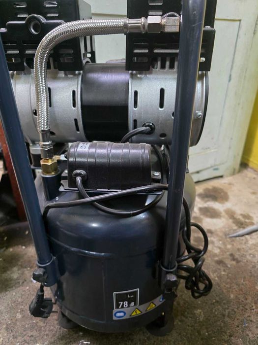 компресор безоливний вертикальний PROFILINE