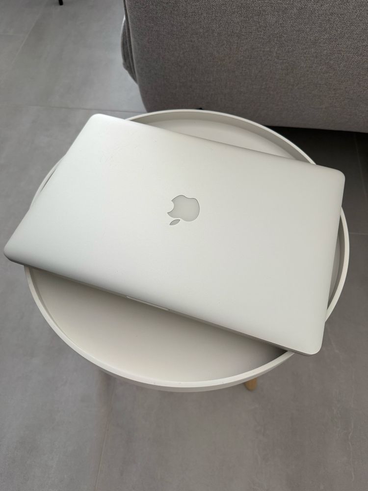 Macbook pro 15 2015 ( i7 2.8/3.5 , 256 SSD , 16GB RAM )