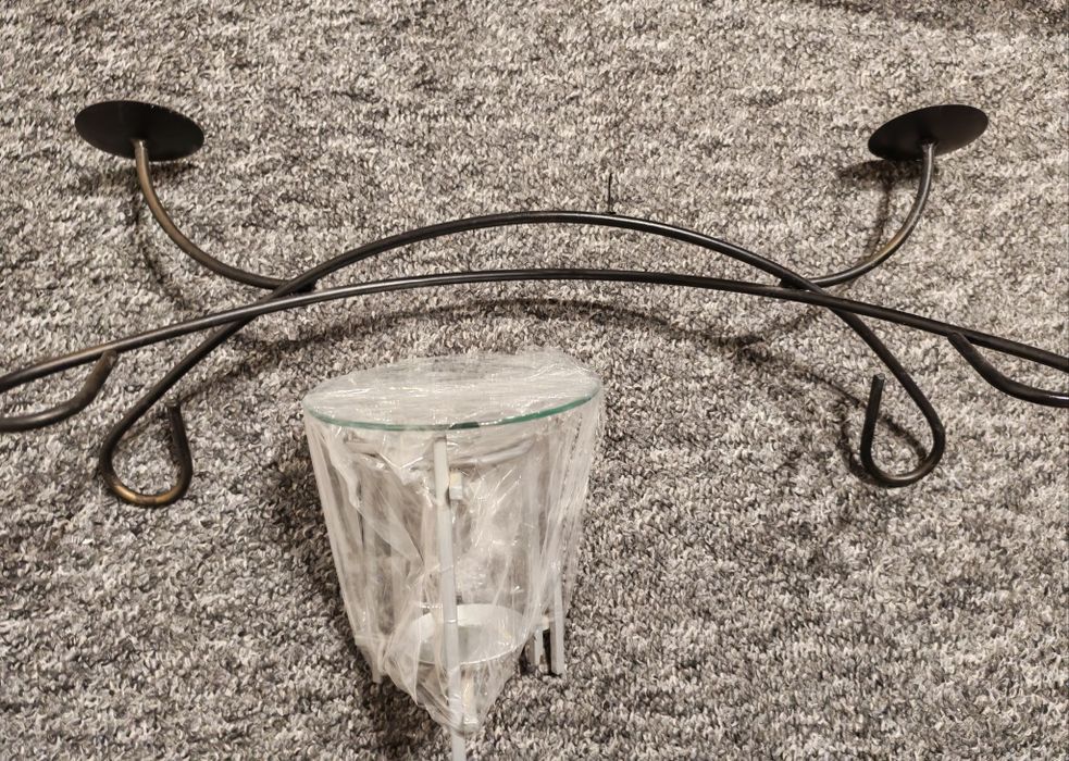 Świecznik i podgrzewacz zapachów.