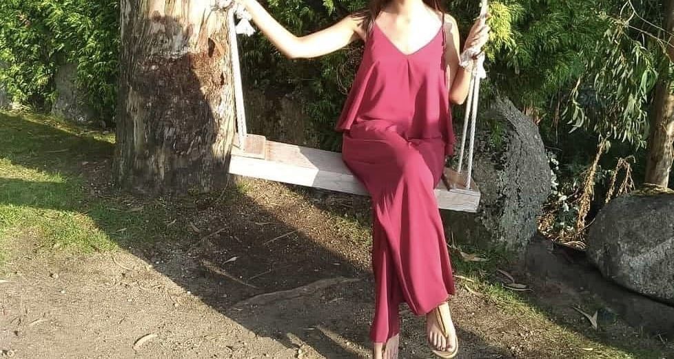 Vendo macacão vermelho escuro