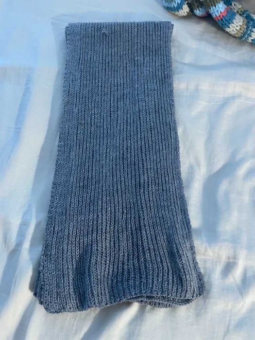 cachecol cinzento usado