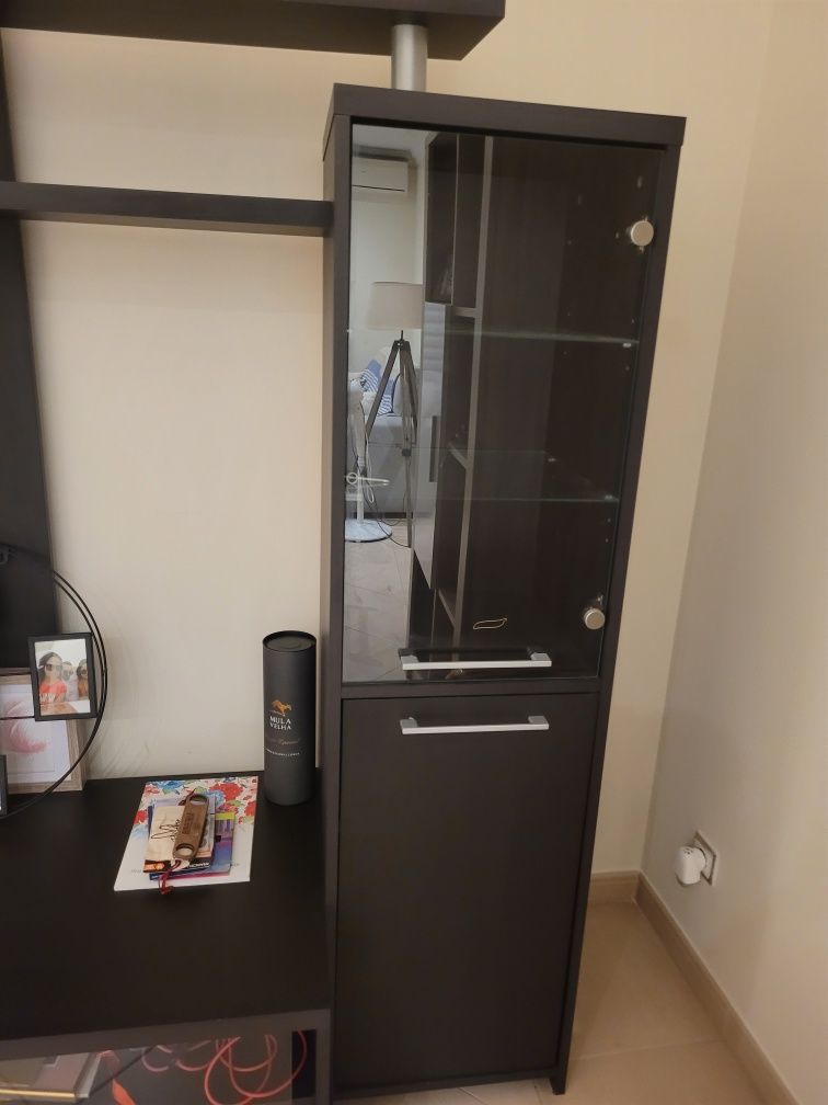 Movel tv preto com cristaleira