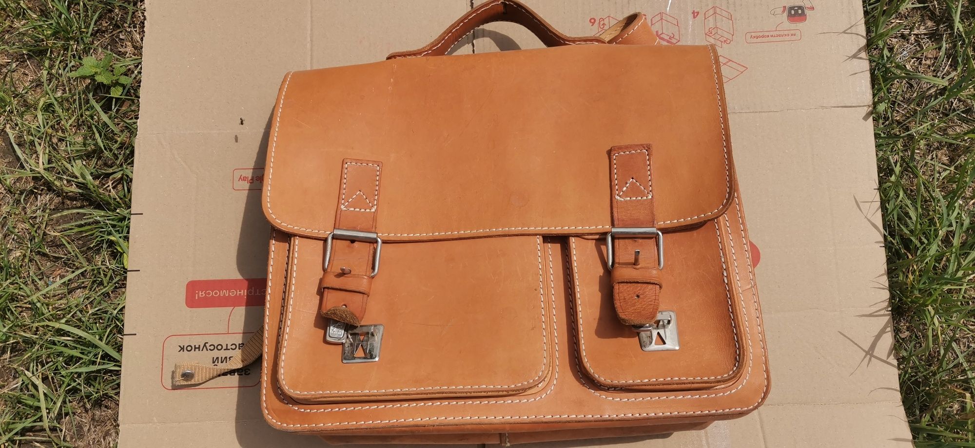 Чудовий шкіряний портфель коричневого кольору в гарному стані.