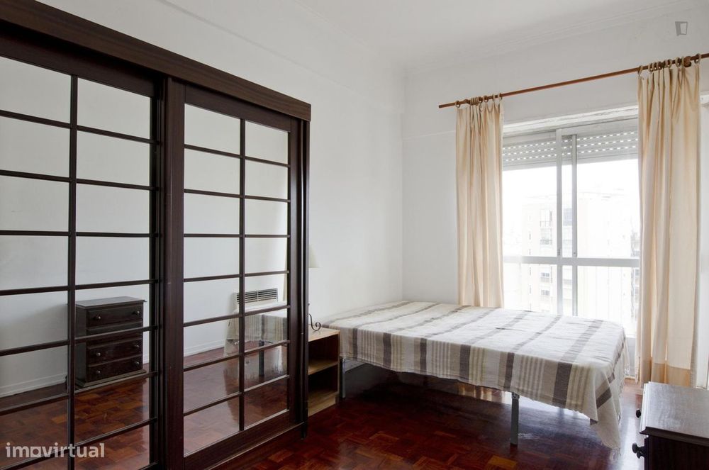 1046 - Quarto com cama de casal, com varanda...