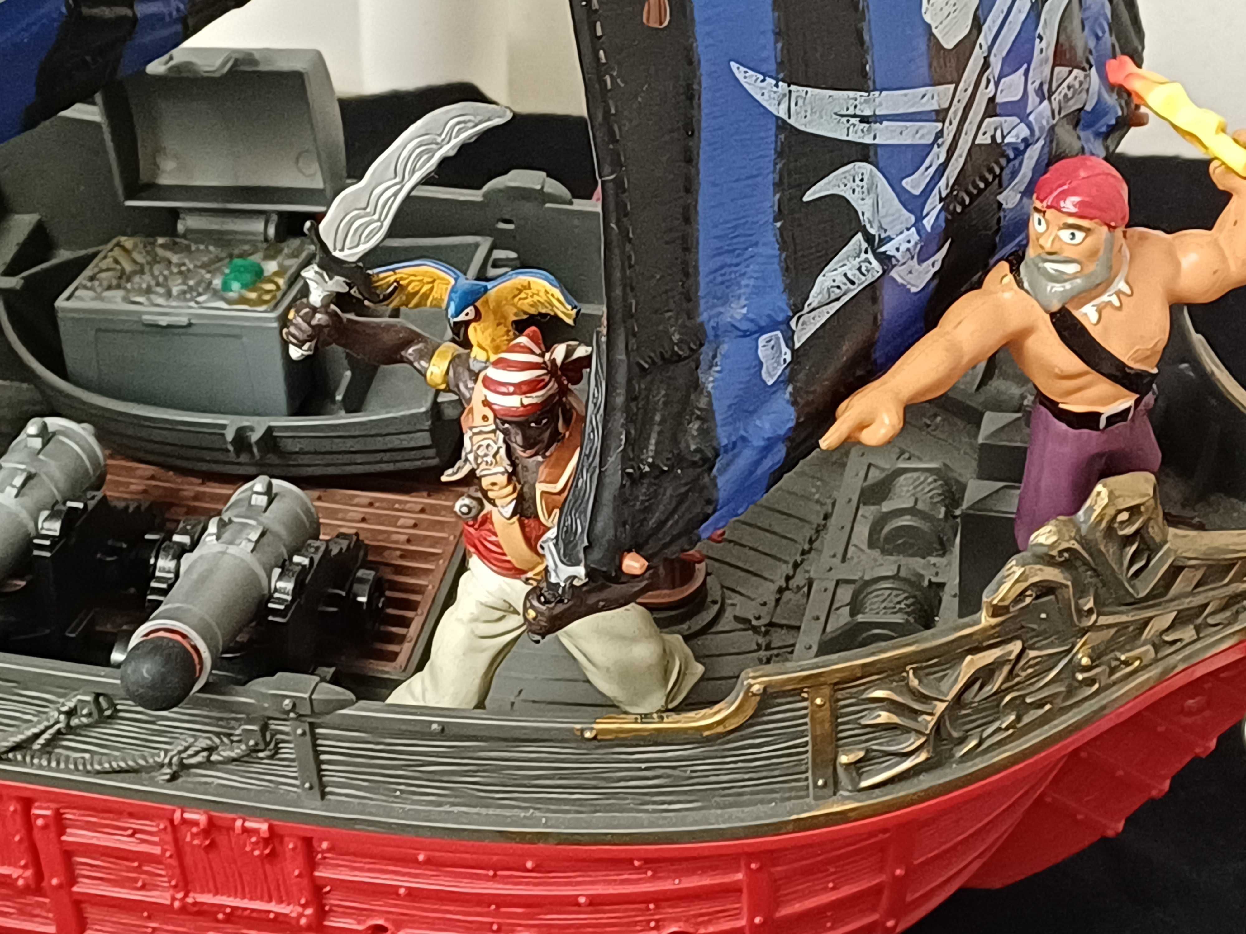 Barco Pirata com 13 figuras, 2 canhões, bote com baú do tesouro