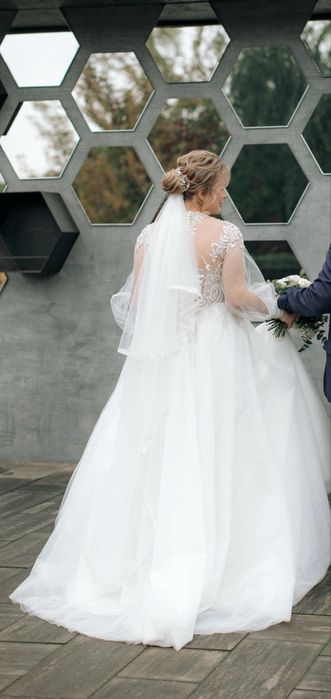 Весільна сукня з шлейфом