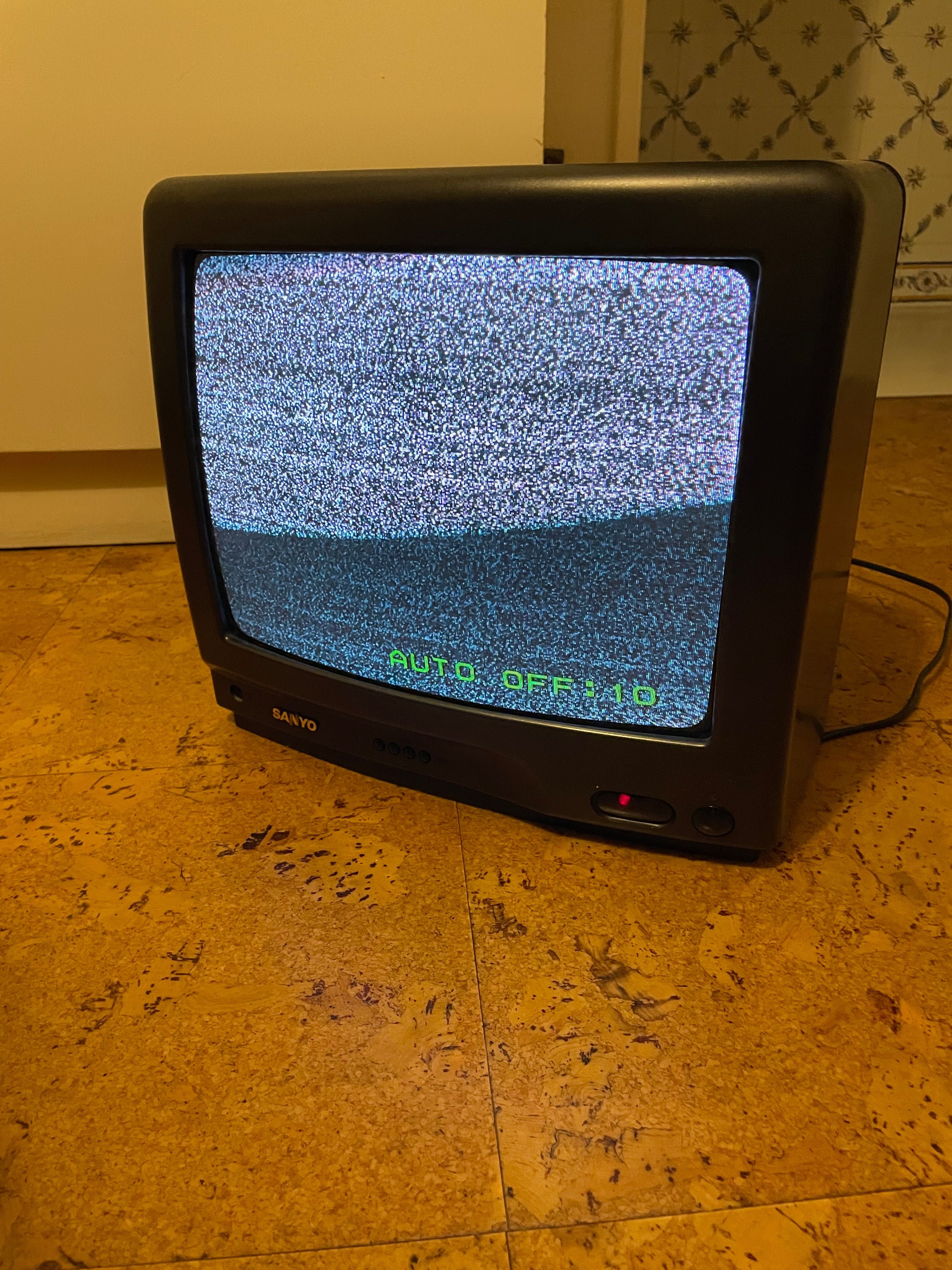TV Televisão TV Sanyo 30 a 35 cm a funcionar