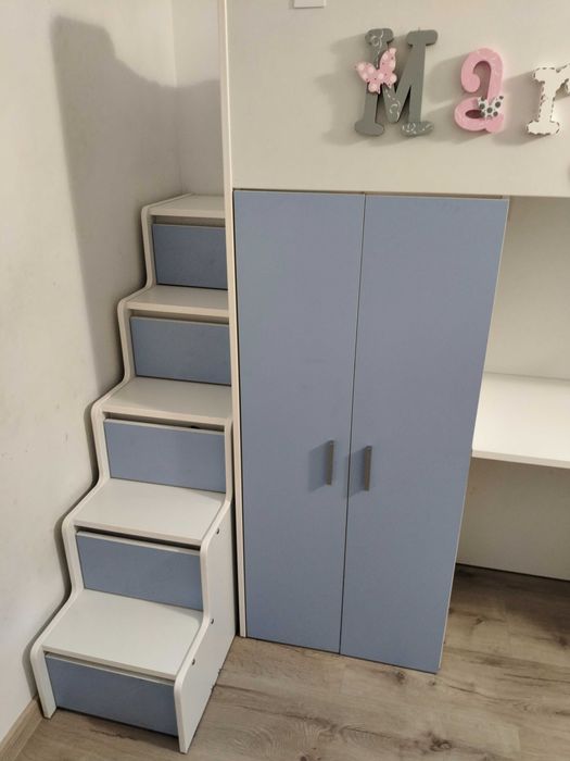 Łóżko piętrowe z biurkiem i szafą
