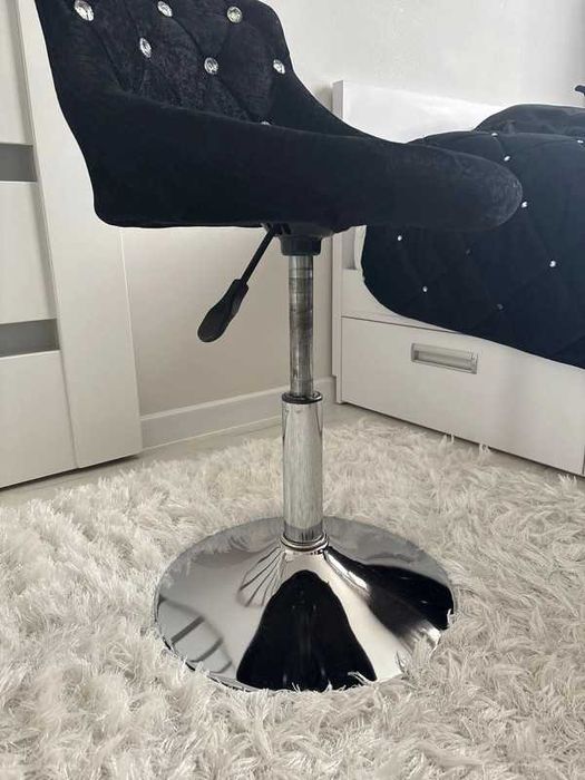 Fotel obrotowy HOKER welurowy glamour czarny z cyrkoniami