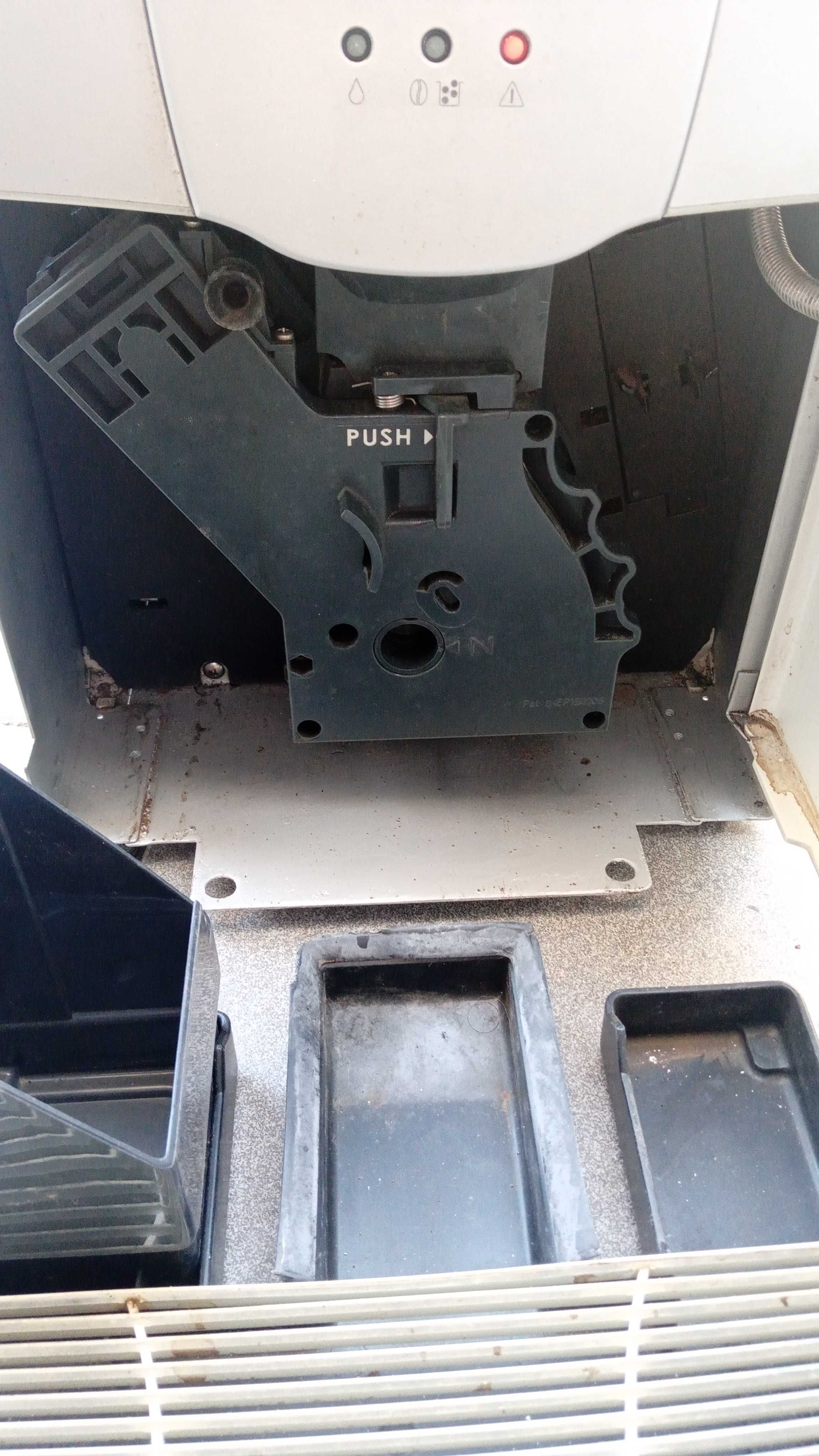maquina café Saeco automática a funcionar em pleno