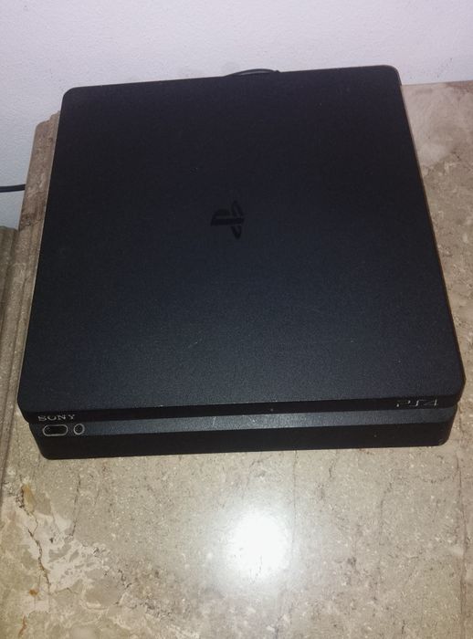 Ps4 com pouco uso e com comando o original