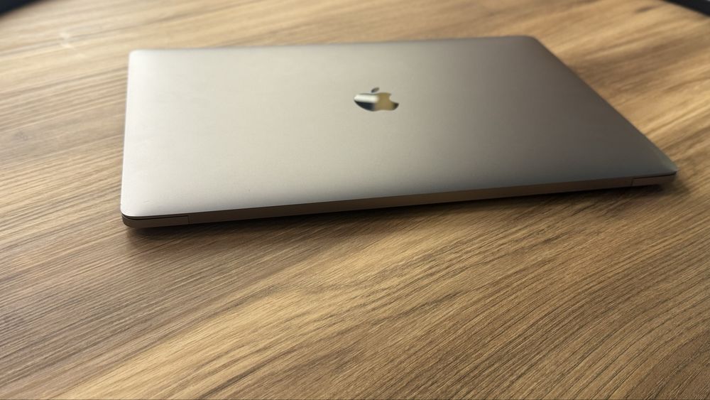 Apple MacBook Pro 15" 2017 i7 2.7GHz 16GB RAM 256GB SSD Gray