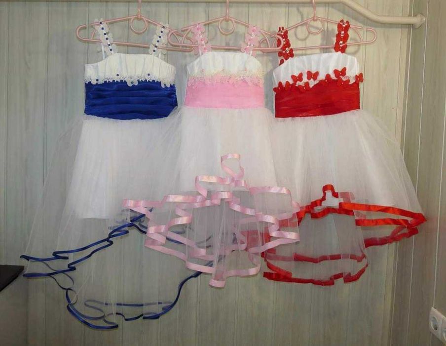 Пишна, святкова, нарядна сукня із шлейфом