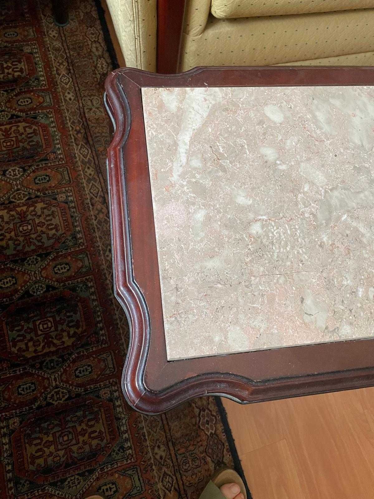 Mesa de centro e duas mesinhas
