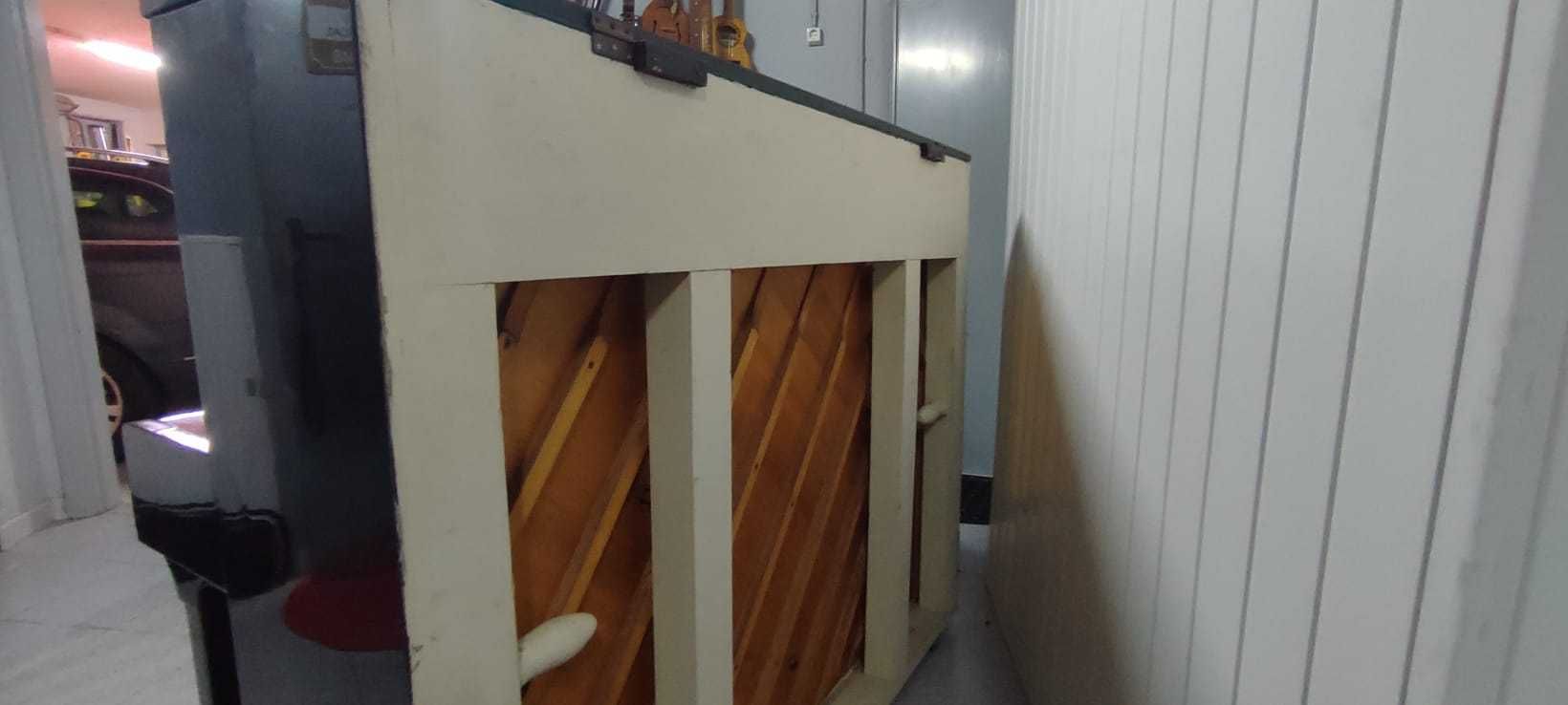 Piano de parede da marca STRAUSSER