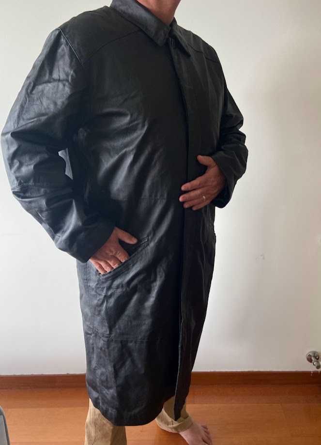 Sobretudo masculino, em pele genuína, tamanho 48. Como novo.