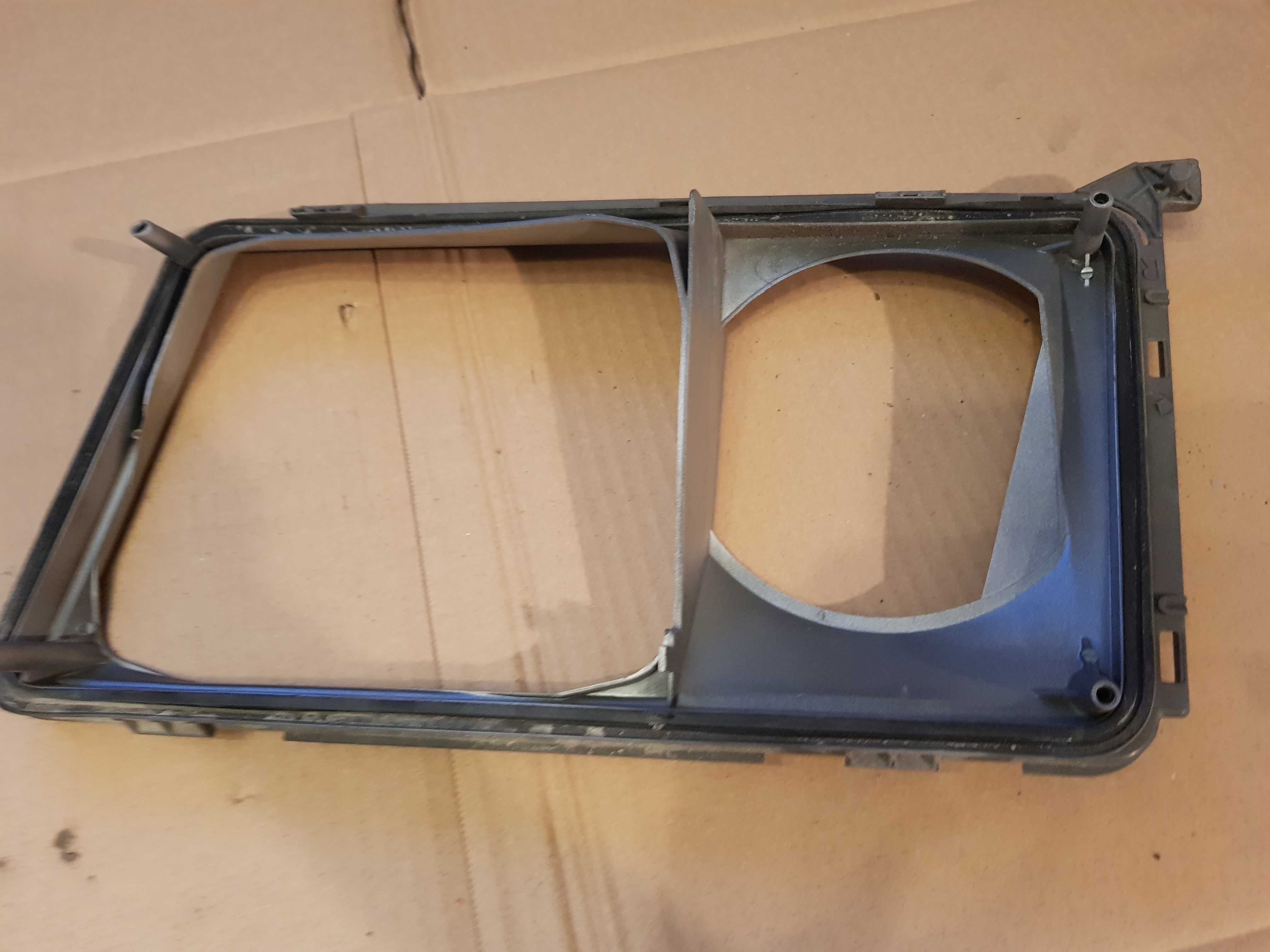 Ramka przedniej lampy mercedes W124 lewa lub prawa