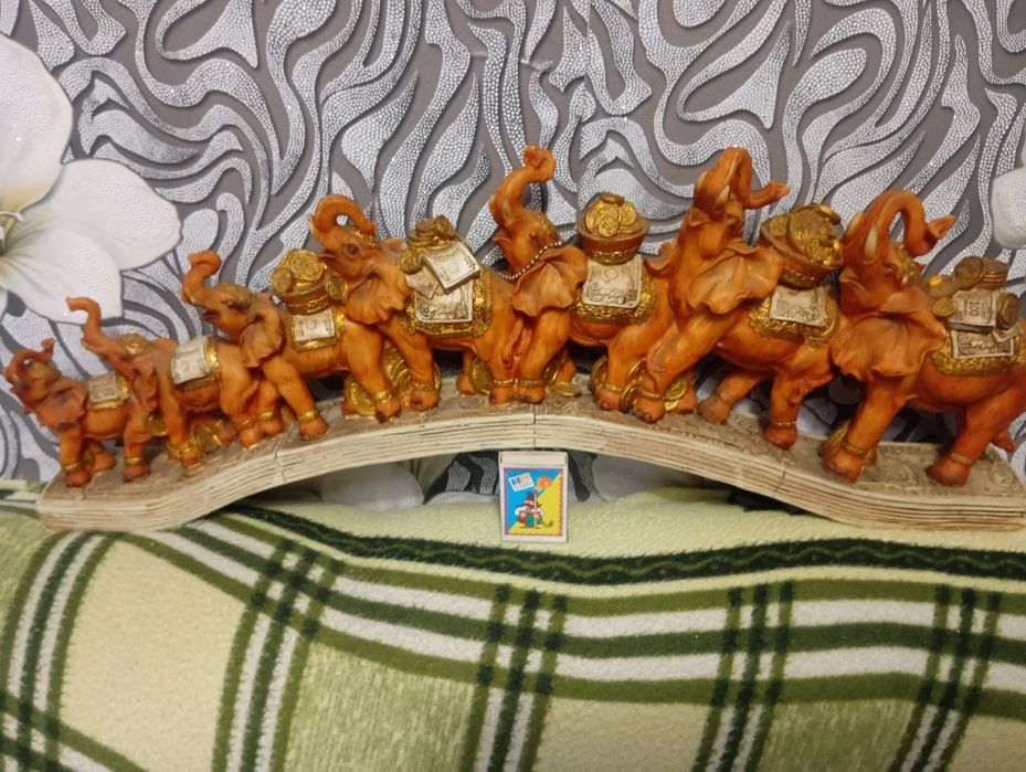 Шикарные заварники  и два набора слонов цена разная