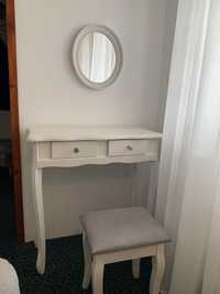 Toaletka  +krzesełko i lustro