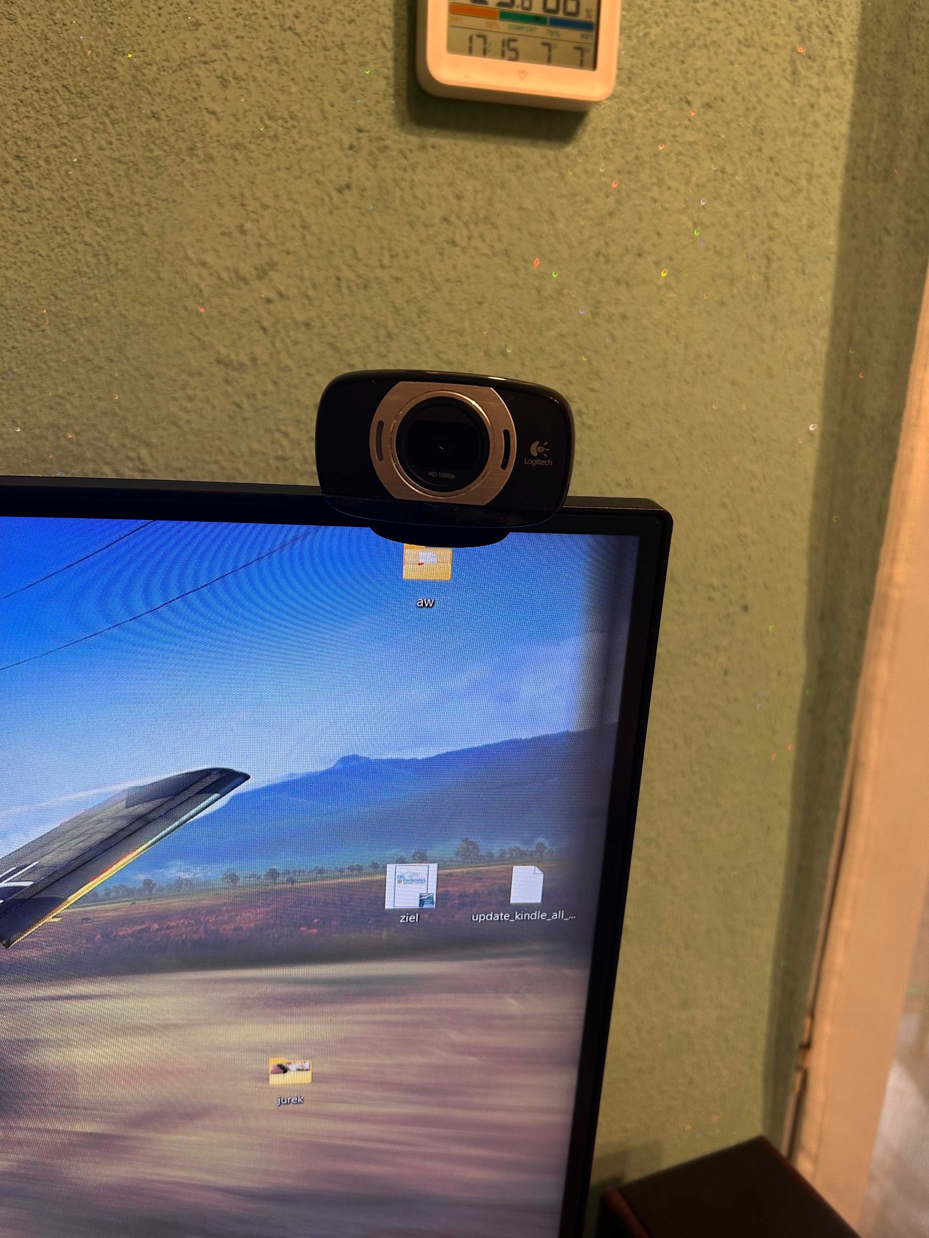 Full zestaw komputerowy z monitorem i biurkiem