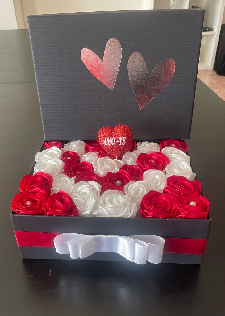 Arranjo rosas de cetim